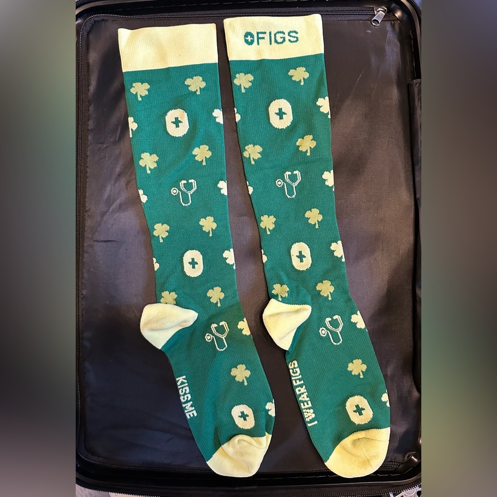 FIGS Compression Socks St Patrick’s Green KISS Me Medium Medical Nursing NWOT